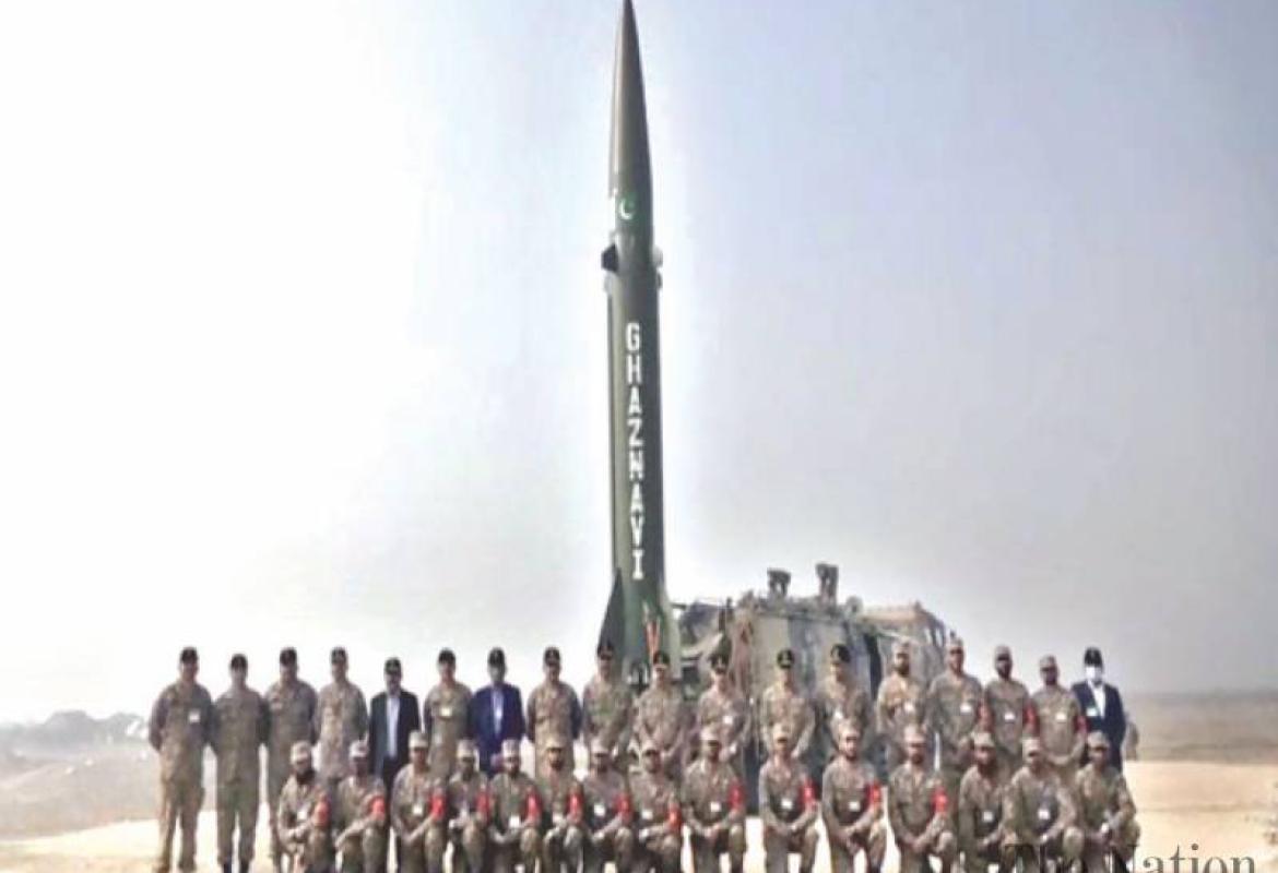 Группа пакистанских военных и инженеров на фоне ракеты "Газнави"