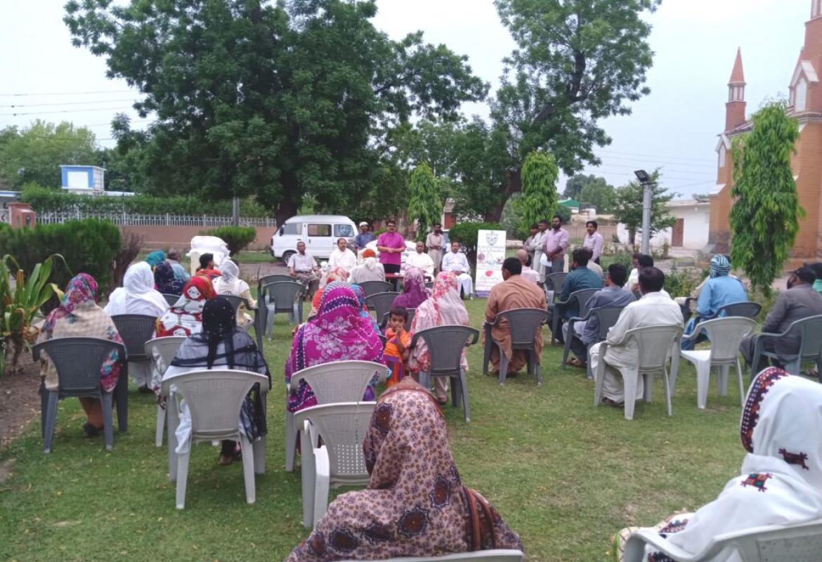 Сбор людей на территории католического прихода в Мултане