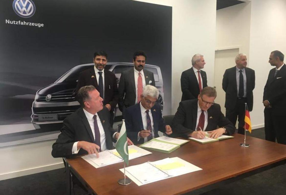 Представители Volkswagen и Premier Motors