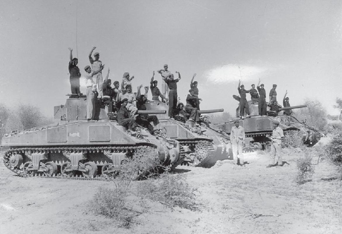 Пакистанские солдаты на захваченных индийских танках