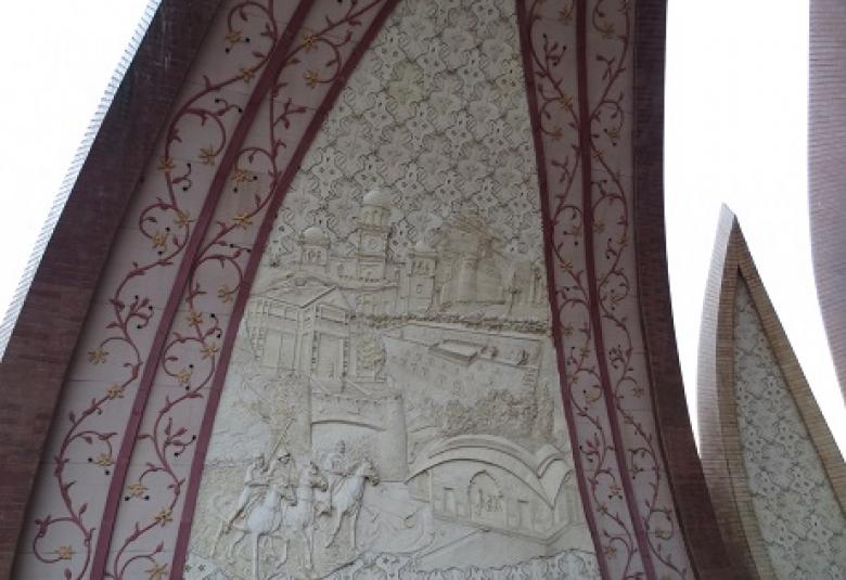 Монумент. Первый лепесток слева. Имеет изображения исторических сцен.