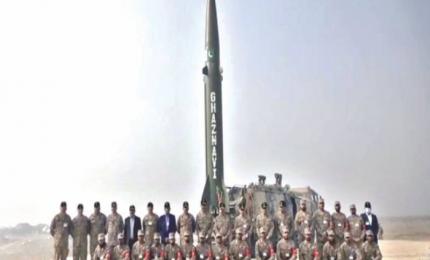 Группа пакистанских военных и инженеров на фоне ракеты "Газнави"