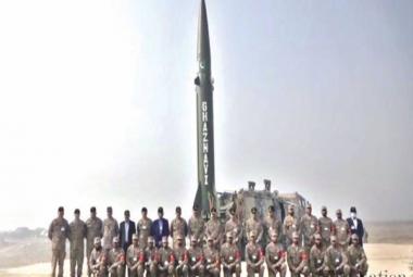 Группа пакистанских военных и инженеров на фоне ракеты "Газнави"