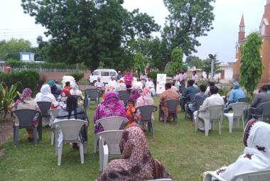 Сбор людей на территории католического прихода в Мултане