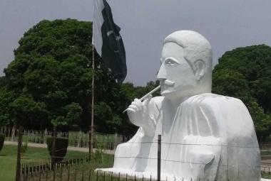 Статуя Мухаммада Икбала, которая вызвала критику