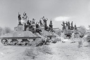 Пакистанские солдаты на захваченных индийских танках